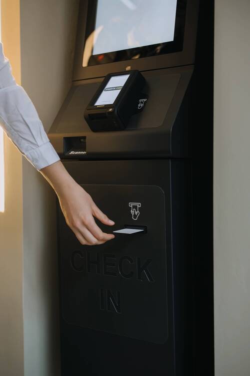 Gast scannt QR-Code mit dem Smartphone am digitalen Check-in-Automaten des Altstadthotel Arch Regensburg für einen schnellen und kontaktlosen Check-in ohne Wartezeit