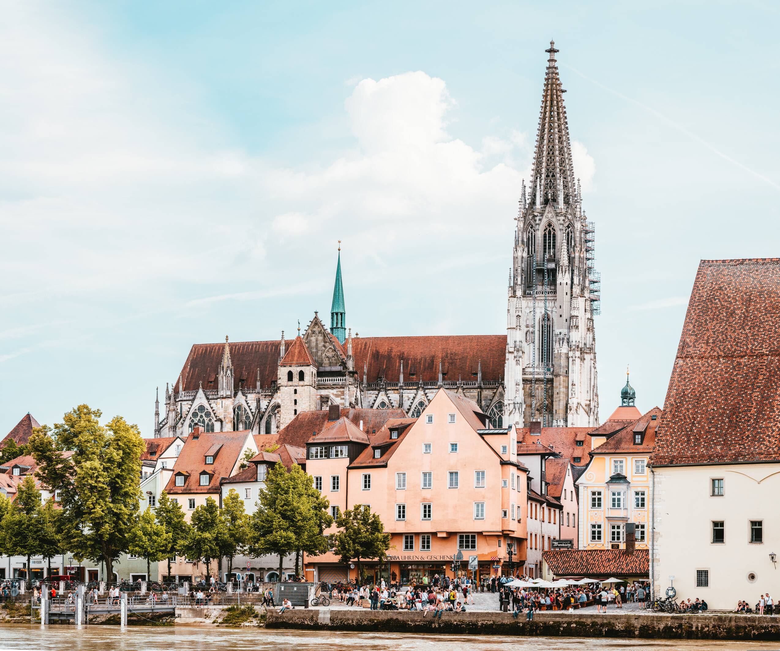 Die Altstadt von Regensburg mit dem Dom und bunten Häusern am Wasser, ideal für einen Stadtbesuch und Sightseeing.