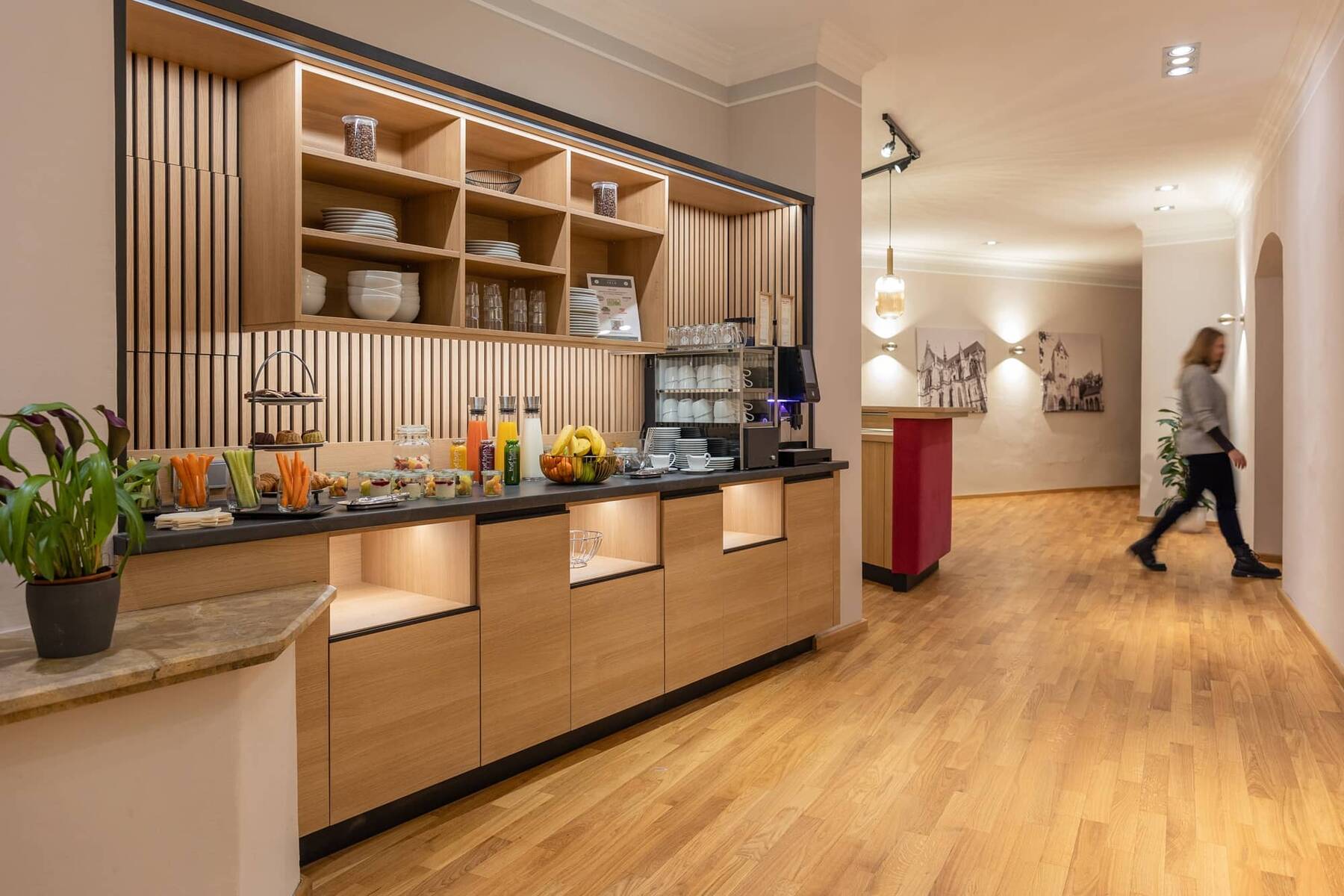 Vielfältiges Frühstücksbuffet im Hotel mit frischem Obst, Gemüse und Getränken, ideal für einen entspannten Start in den Tag.