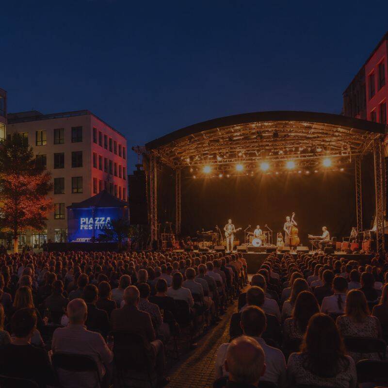 Open-Air-Konzert auf der beleuchteten Piazza im Gewerbepark Regensburg vor vollem Publikum – Piazza Festival 2026, 16.–25. Juli