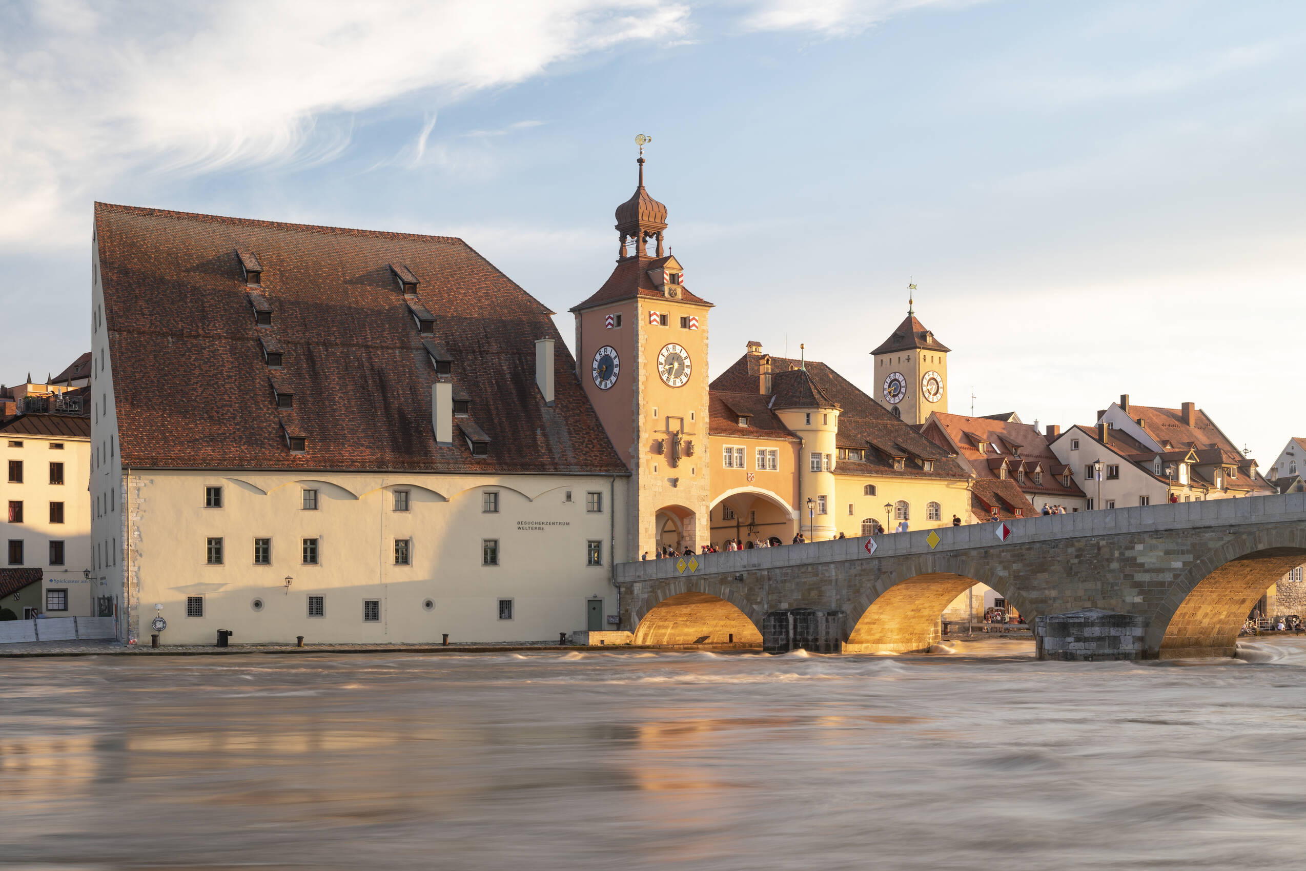 Die Altstadt von Regensburg mit der Steinbrücke und historischen Gebäuden, ideal für einen kulturellen Stadtbesuch.