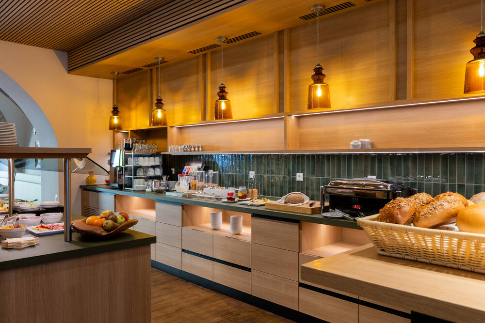 Das Frühstücksbuffet im Hotel Alpenglück bietet eine Auswahl an frischen Speisen, ideal für einen entspannten Familienurlaub.