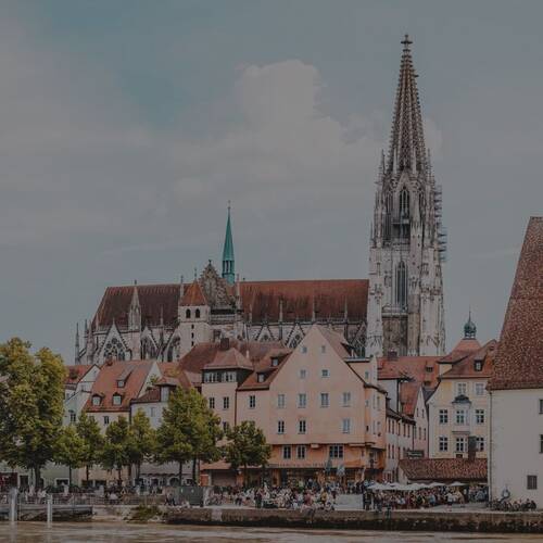 Panoramablick auf die Altstadt von Regensburg, mit dem Dom und bunten Häusern, ideal für einen kulturellen Städtetrip.