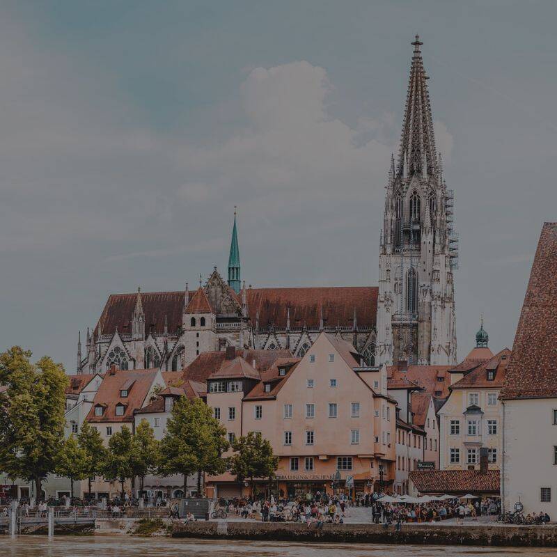 Panoramablick auf die Altstadt von Regensburg, mit dem Dom und bunten Häusern, ideal für einen kulturellen Städtetrip.