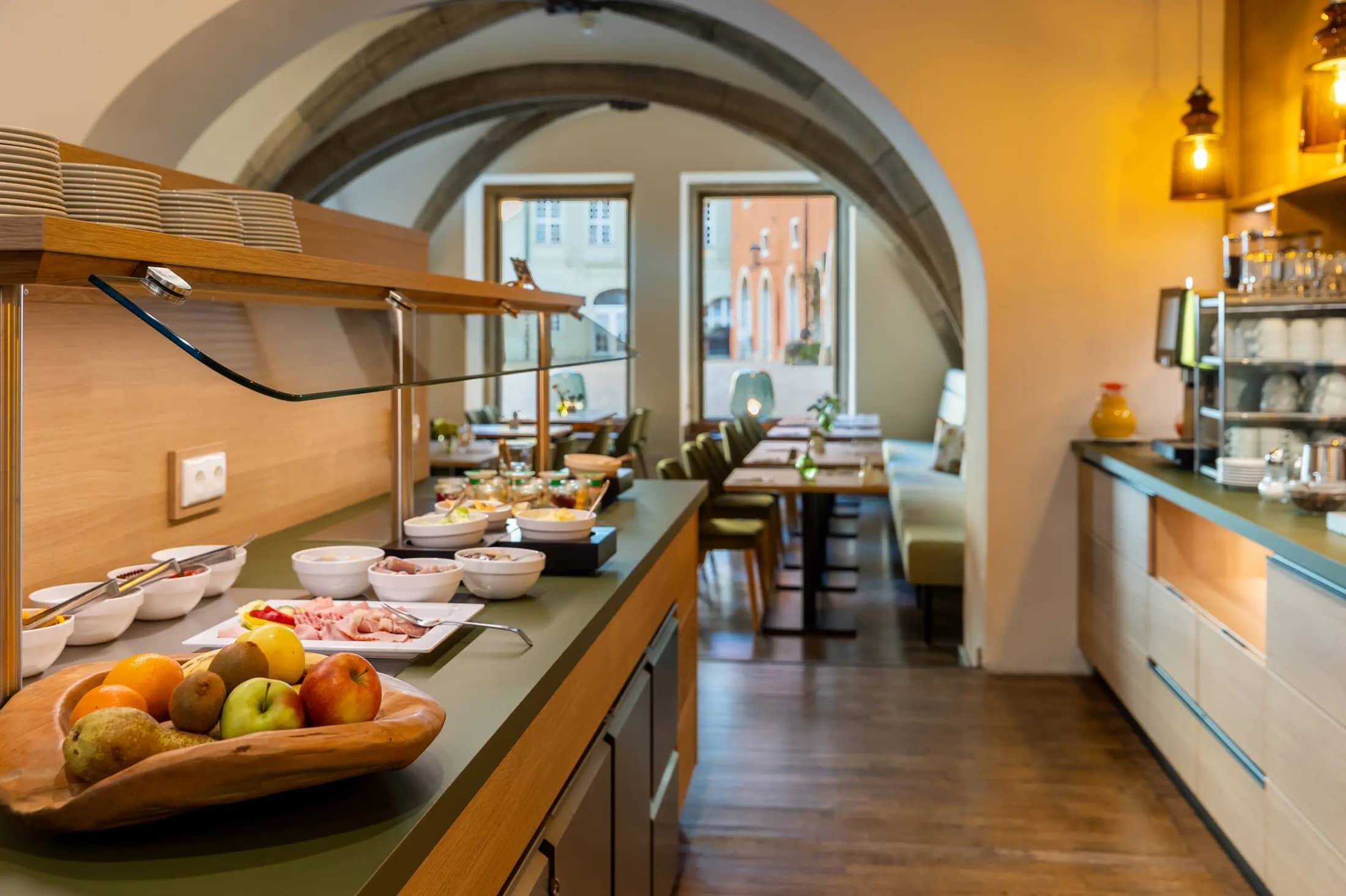 Ein reichhaltiges Frühstücksbuffet im Hotel Alpenglück, mit frischem Obst, Aufschnitt und einer einladenden Atmosphäre für einen gelungenen Familienurlaub.