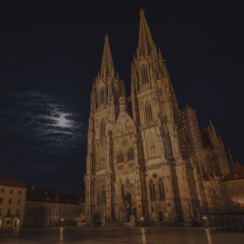 Der beleuchtete Dom St. Peter bei Nacht mit Vollmond – Nightfever im Jubiläumsjahr 750 Jahre Gotischer Dom Regensburg 2026