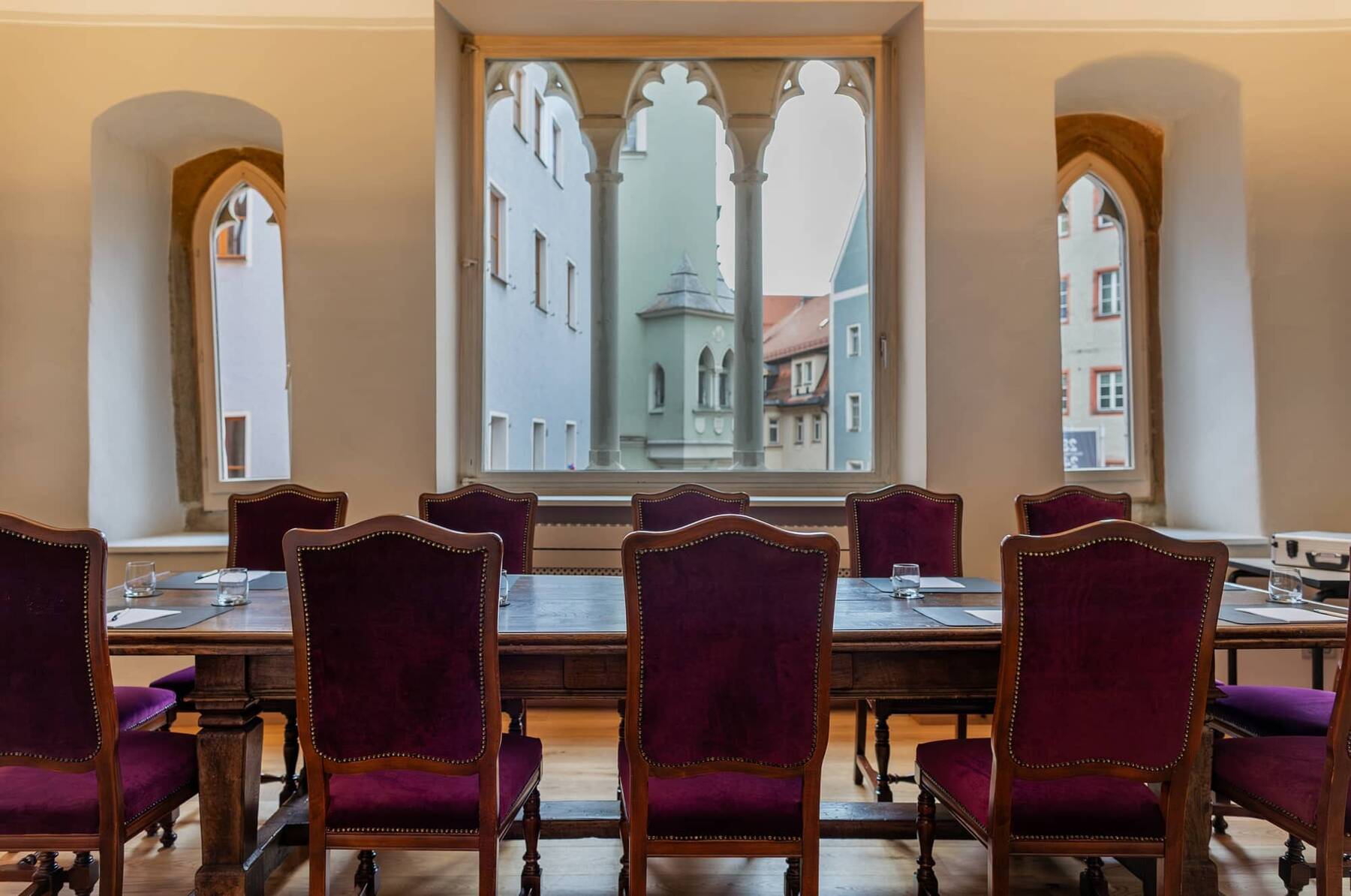 Ein eleganter Besprechungsraum im historischen Hotel, ausgestattet mit Holzstühlen und Blick auf die Altstadt für geschäftliche Veranstaltungen.