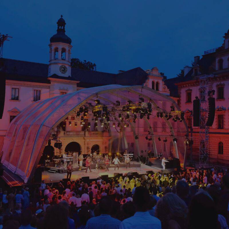 Open-Air-Konzert im beleuchteten Innenhof des Fürstlichen Schlosses Thurn & Taxis Regensburg – Schlossfestspiele 2026