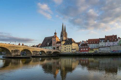 Blick auf die Altstadt von Regensburg mit der Steinernen Brücke und dem beeindruckenden Dom, ideal für einen Stadtbesuch.
