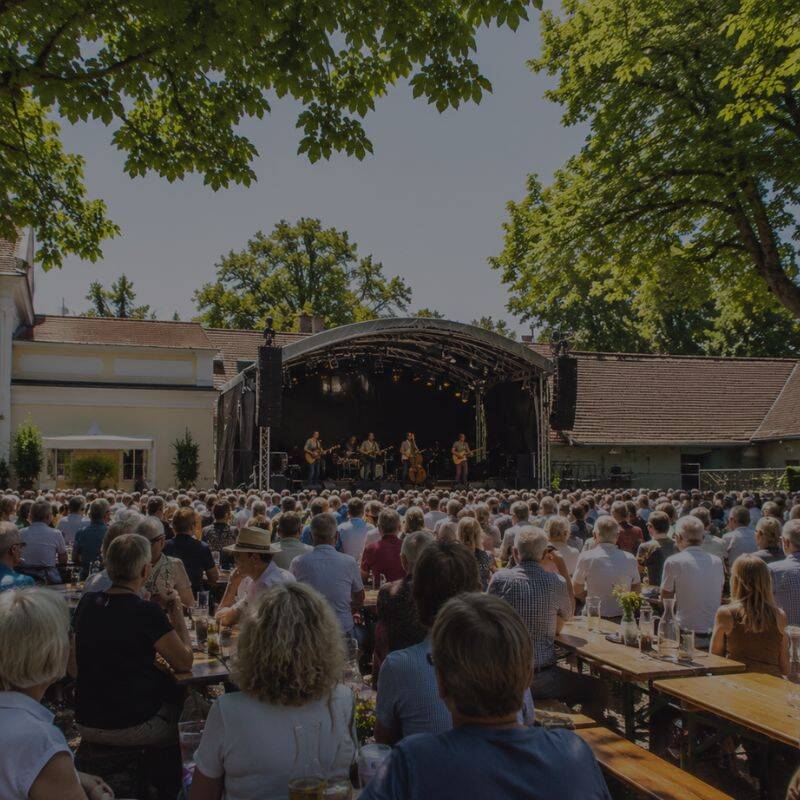 Open-Air-Konzert im Prüfeninger Schlossgarten Regensburg vor vollem Publikum unter alten Kastanien – Schlossgarten Open Air 2026