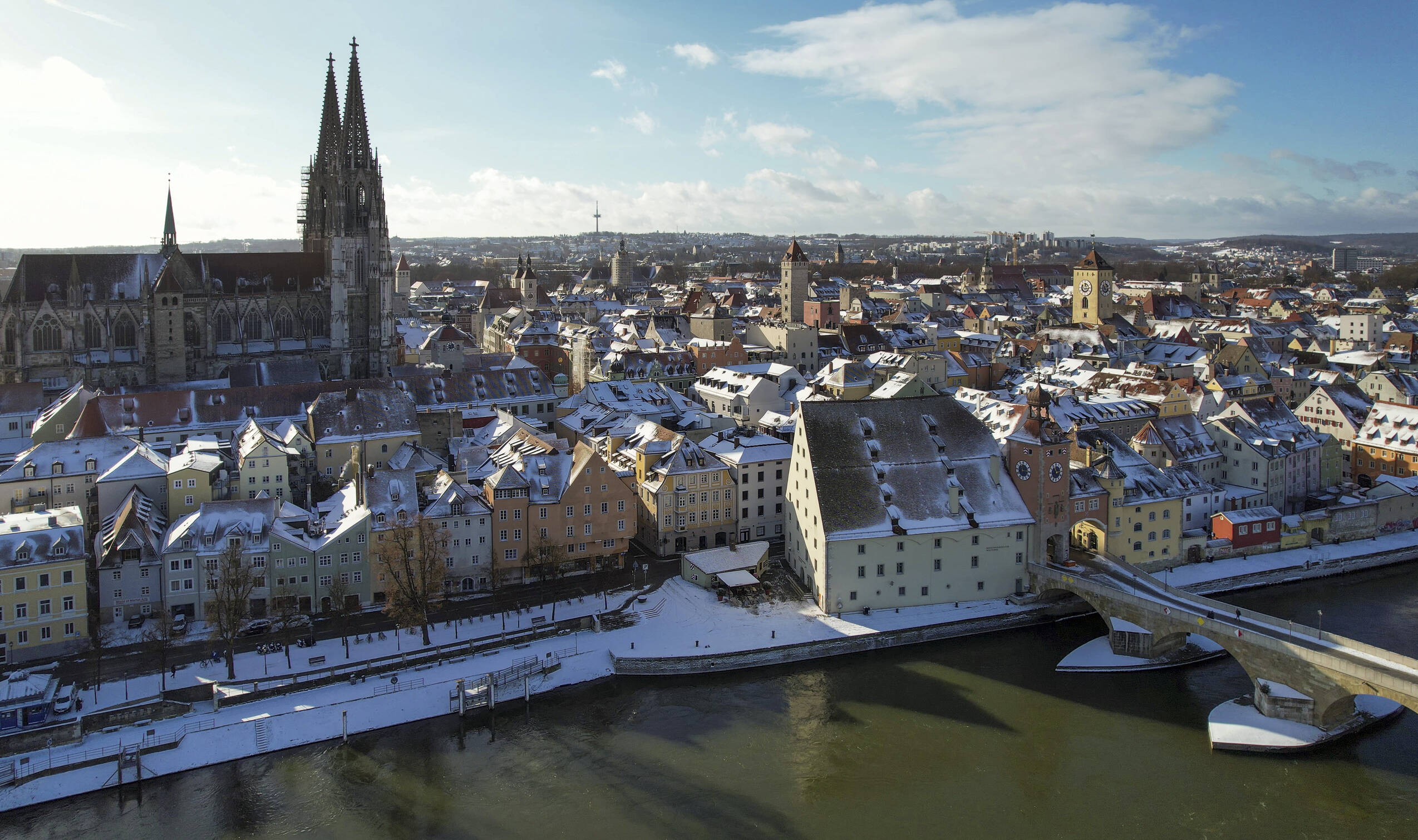 Panoramablick auf Regensburg im Winter, mit schneebedeckten Dächern und der beeindruckenden Silhouette der Altstadt.