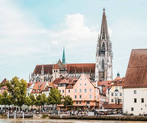 Panorama der Altstadt von Regensburg mit dem Dom und bunten Häusern, ideal für einen Stadtbesuch und Kultururlaub.