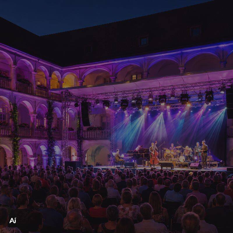 Konzert im lila beleuchteten Arkadenhof des Thon-Dittmer-Palais Regensburg vor vollem Publikum – Palazzo-Festival 2026, 28. Juli bis 09. August