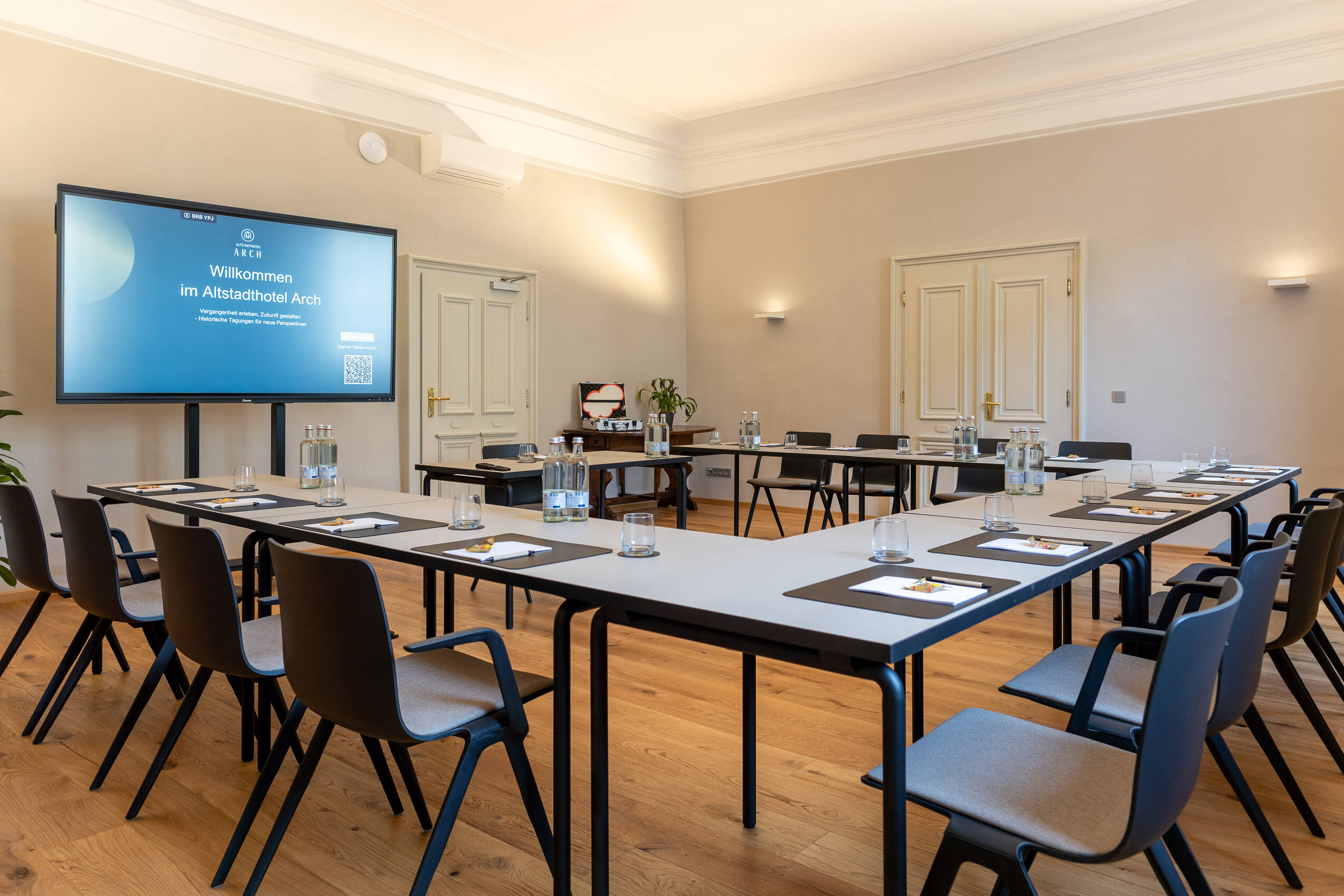 Tagungsraum im Altstadthotel Arch mit Tischen, Stühlen und moderner Technik für Meetings und Veranstaltungen.