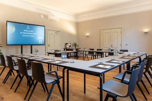 Tagungsraum im Altstadthotel Arch mit Tischen, Stühlen und moderner Technik für Meetings und Veranstaltungen.